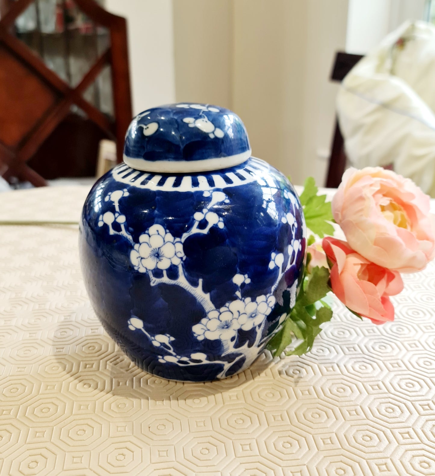 19th century Chinese blue and white porcelain prunus pattern ginger jar and cover, 19th century, height 21cm, diameter 16.5cm.