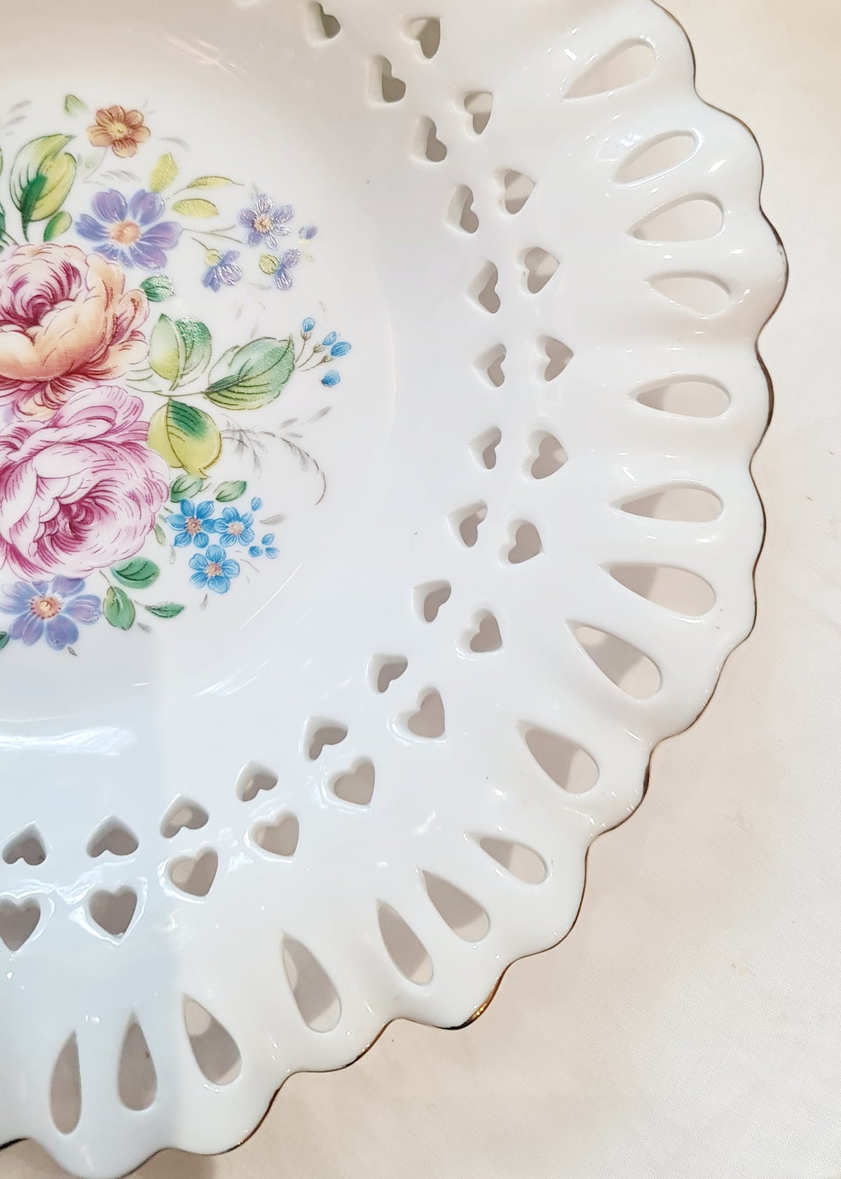 Colonial Williamburg Fine Bone Big Pierce Fruit Bowl