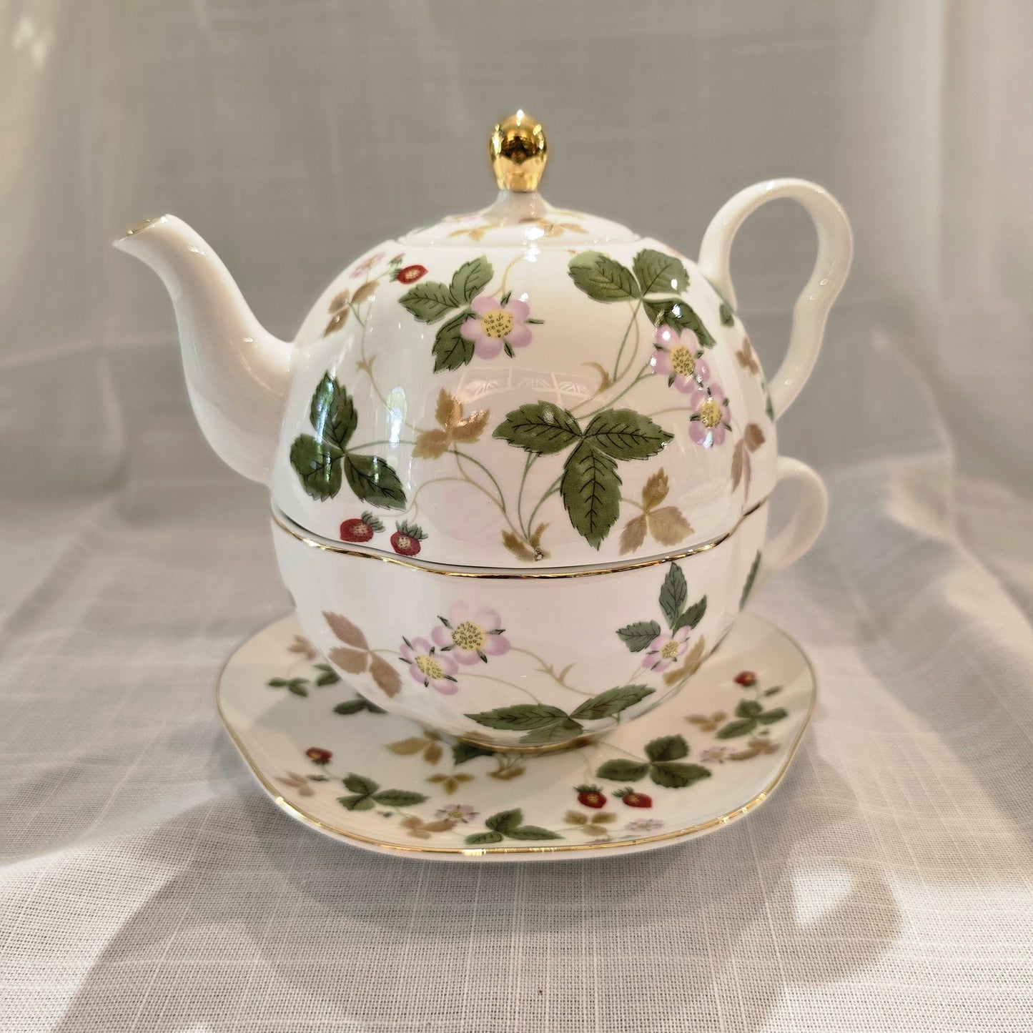 Wedgwood Bone China Wild Strawberry Pot & Teacup Set - tea time for one