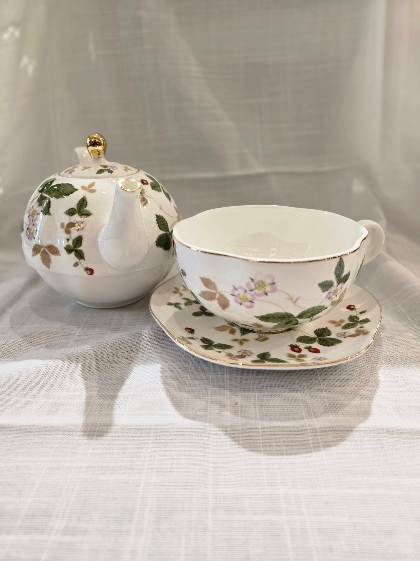 Wedgwood Bone China Wild Strawberry Pot & Teacup Set - tea time for one