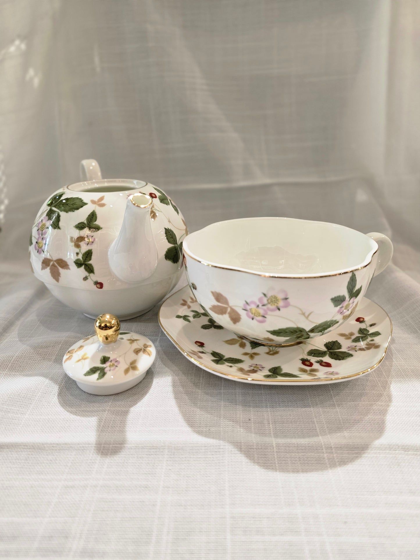 Wedgwood Bone China Wild Strawberry Pot & Teacup Set - tea time for one