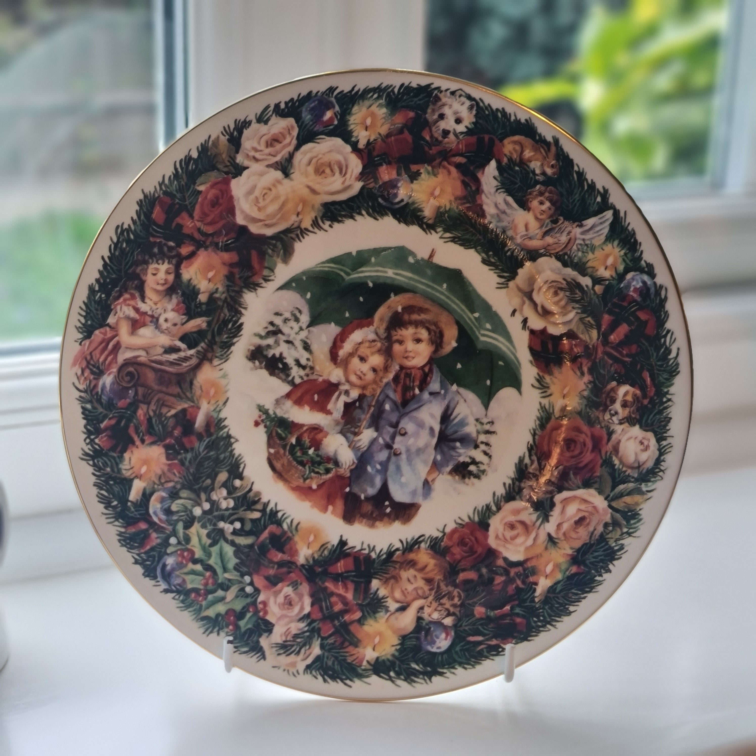 Vintage Christmas Collector Decorative Plate