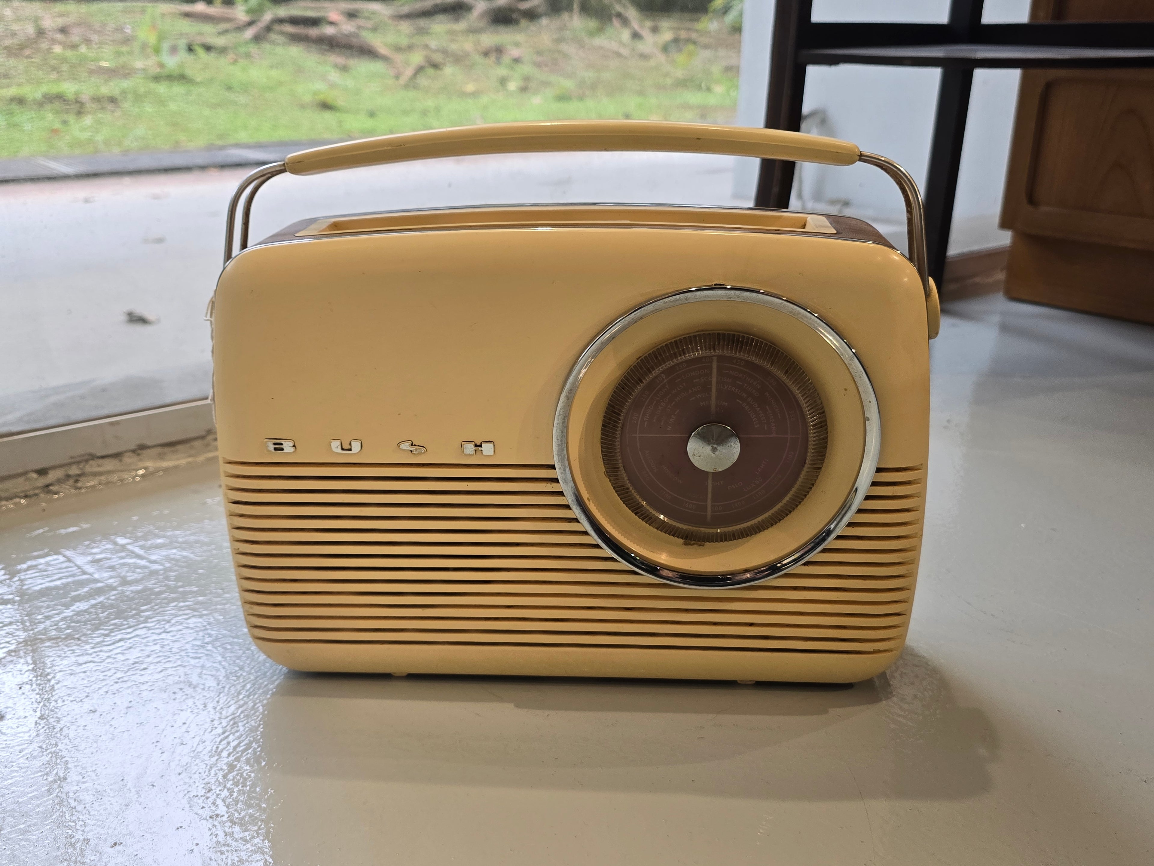 TR82/97 Bush Radio – Vintage Cream Classic