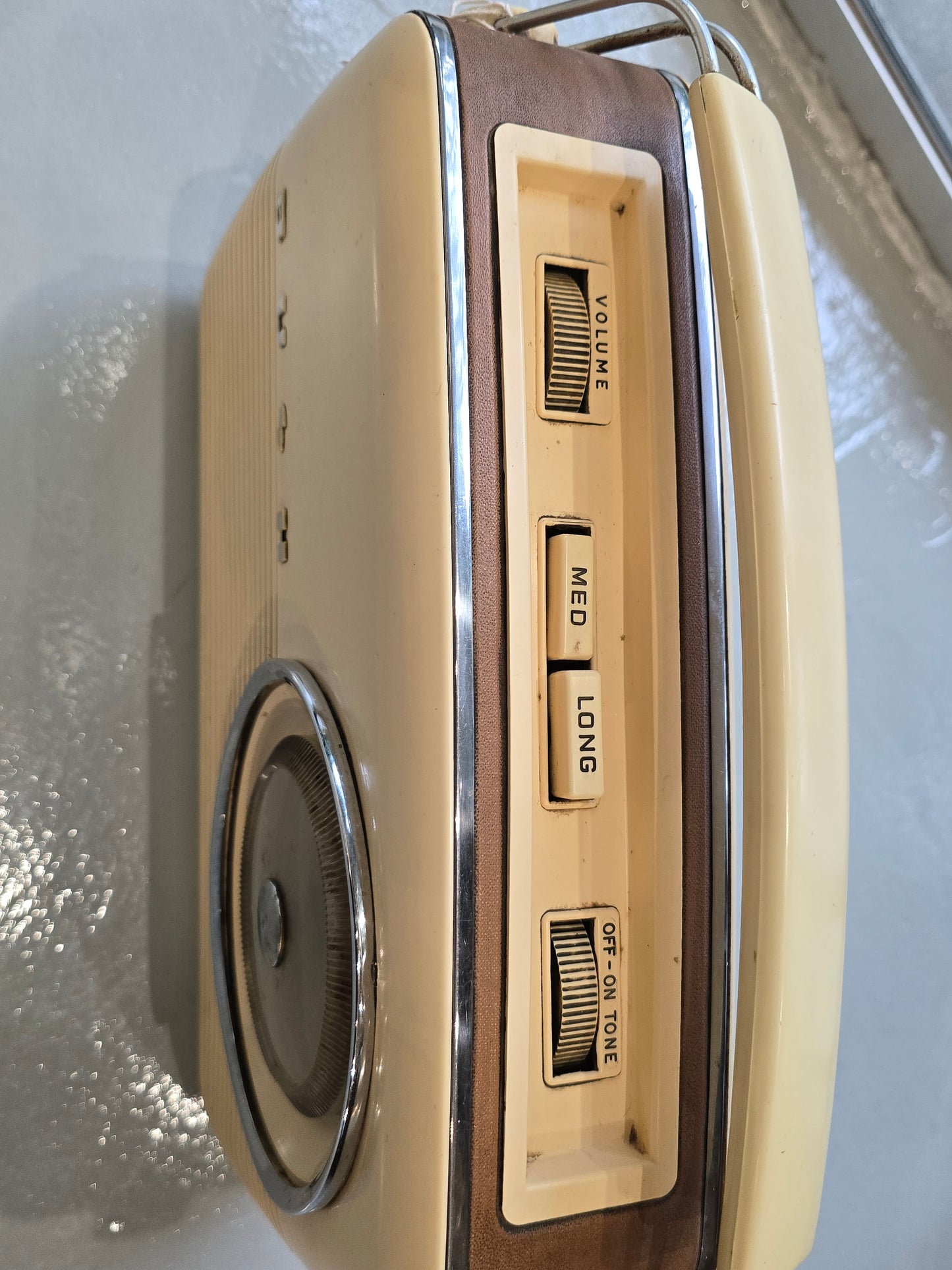 TR82/97 Bush Radio – Vintage Cream Classic