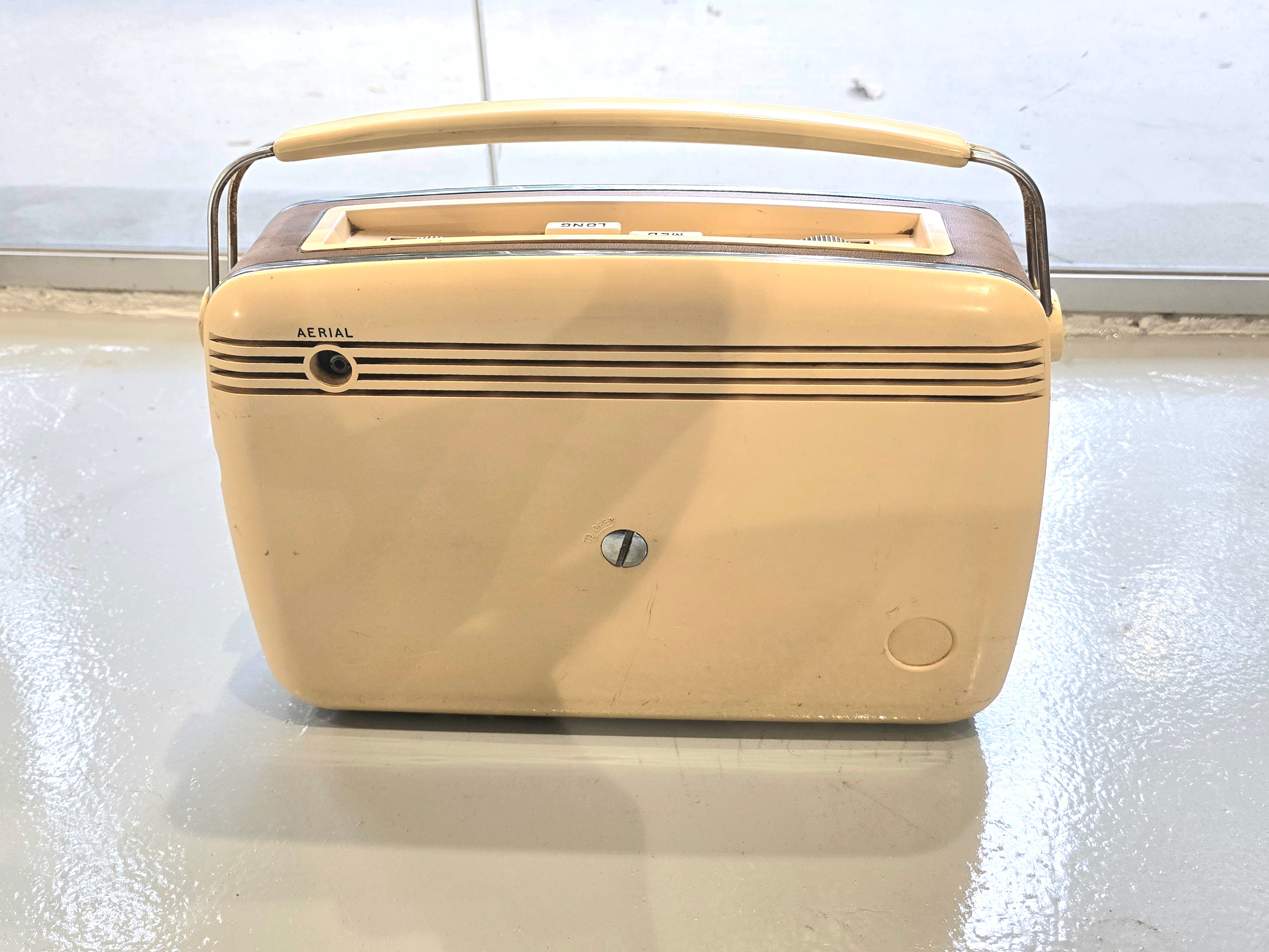 TR82/97 Bush Radio – Vintage Cream Classic