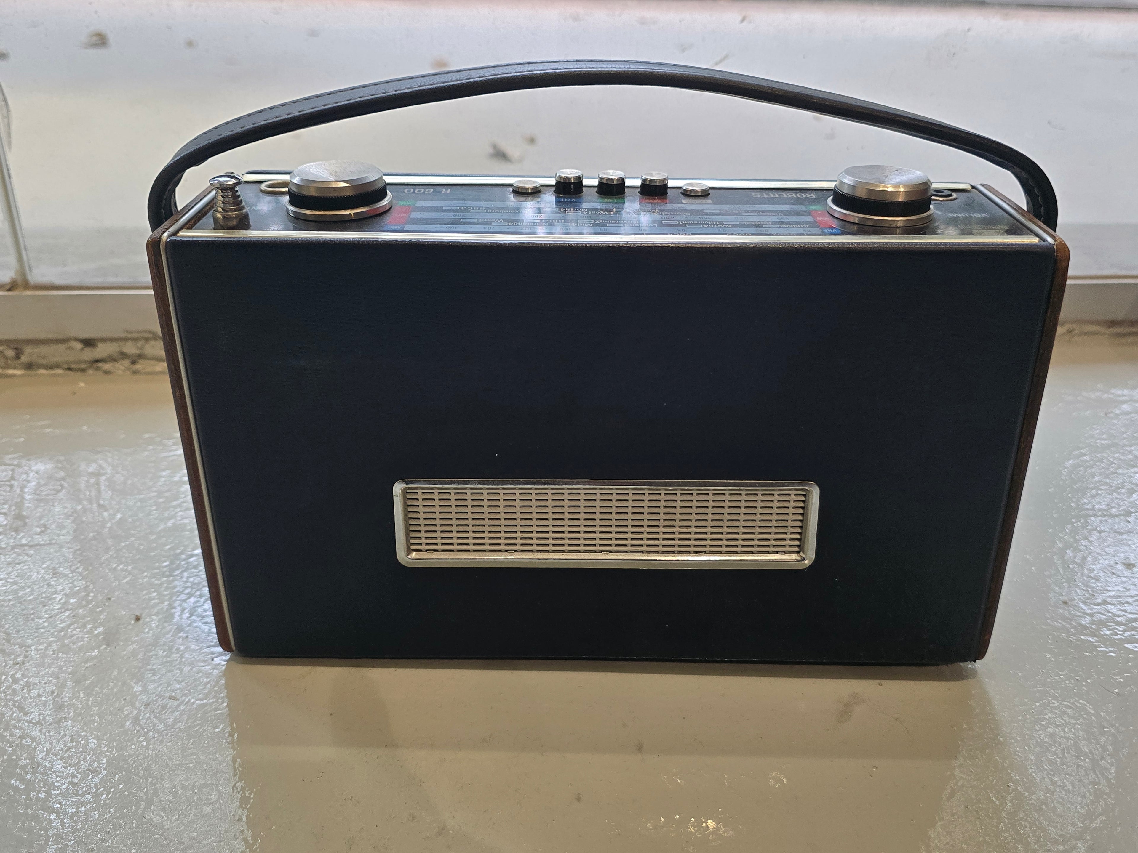 Roberts R600 Transistor Radio – 1960s Vintage Classic