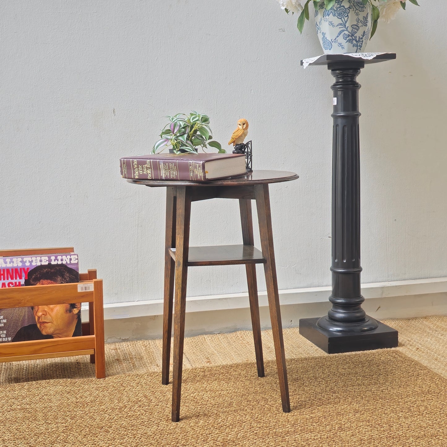 19th century small circular oak occasional table on slender splayed legs, diameter 51cm.