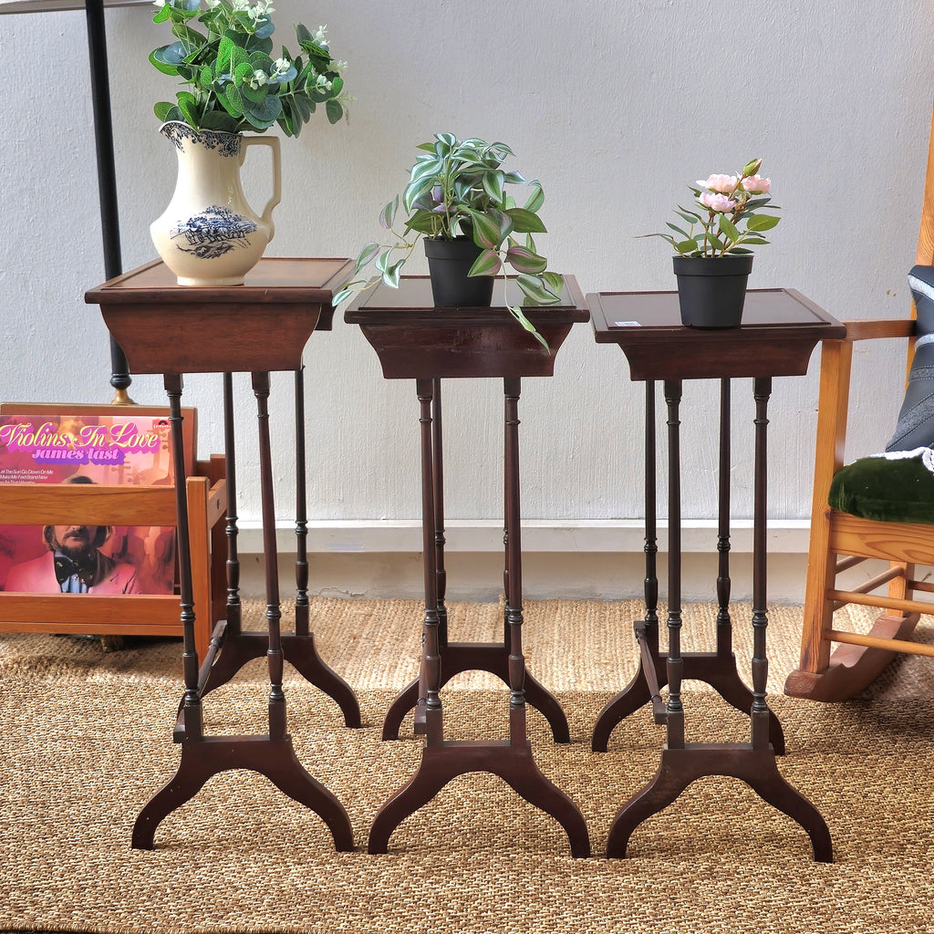 Vintage Mahogany Nesting Tables – Set of 3 with Turned Legs