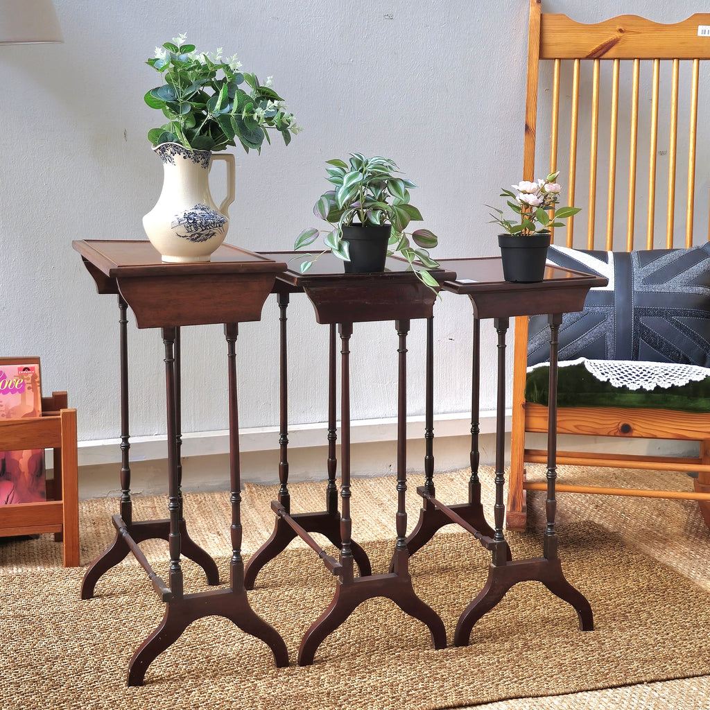 Vintage Mahogany Nesting Tables – Set of 3 with Turned Legs