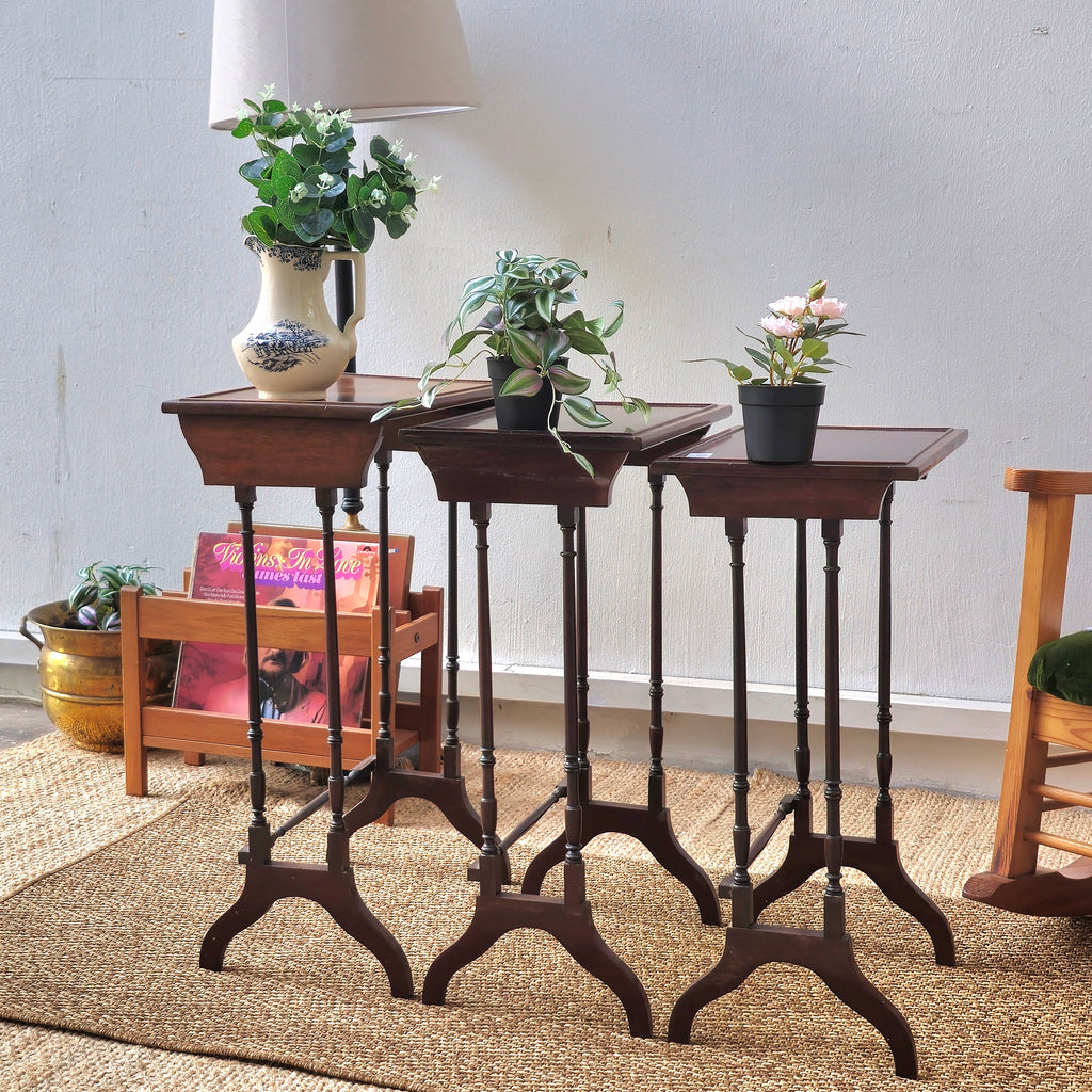 Vintage Mahogany Nesting Tables – Set of 3 with Turned Legs