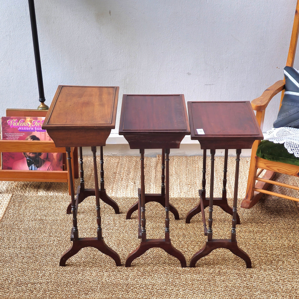 Vintage Mahogany Nesting Tables – Set of 3 with Turned Legs