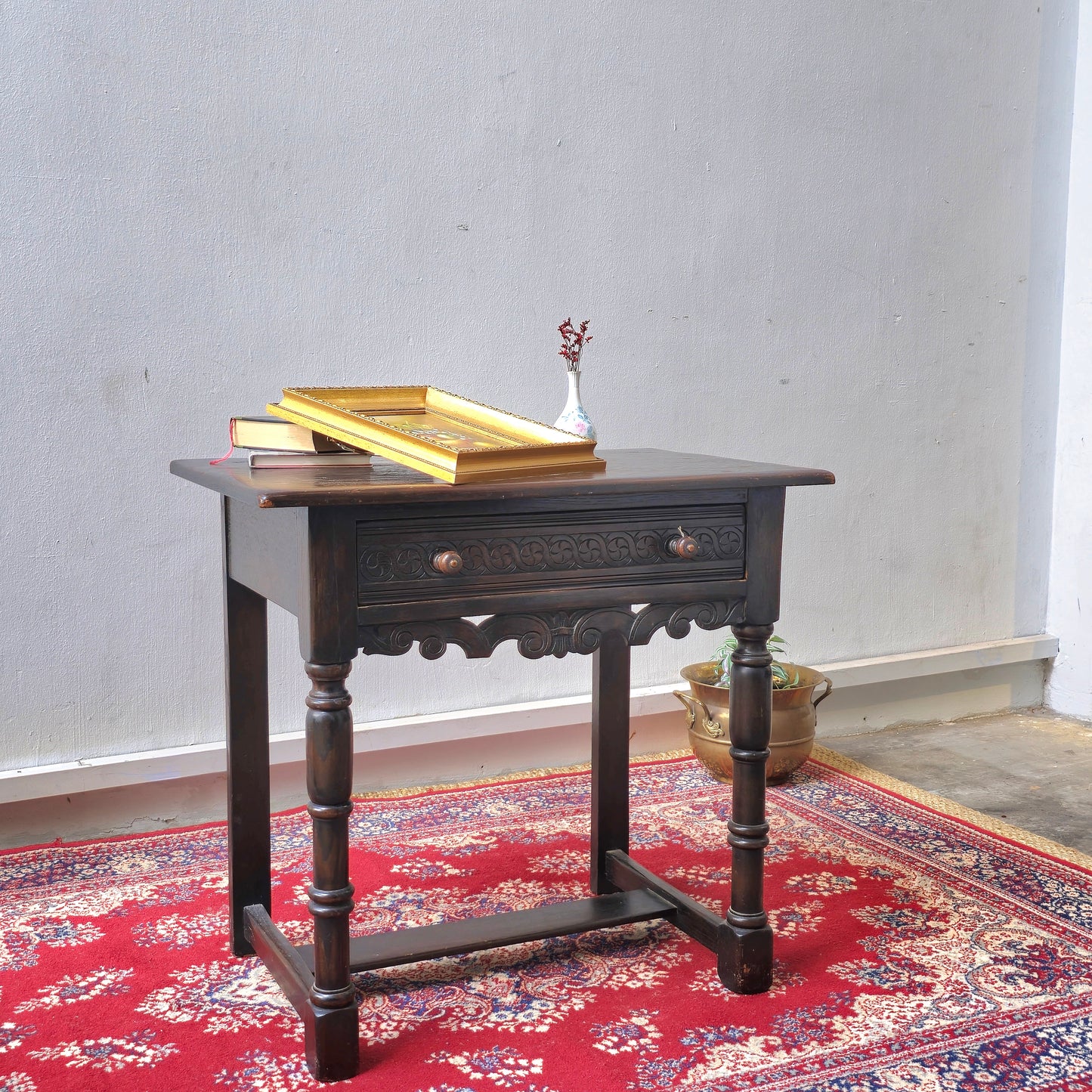 Antique British Dark Oak Side Table with Carved Detail – Early 20th Century