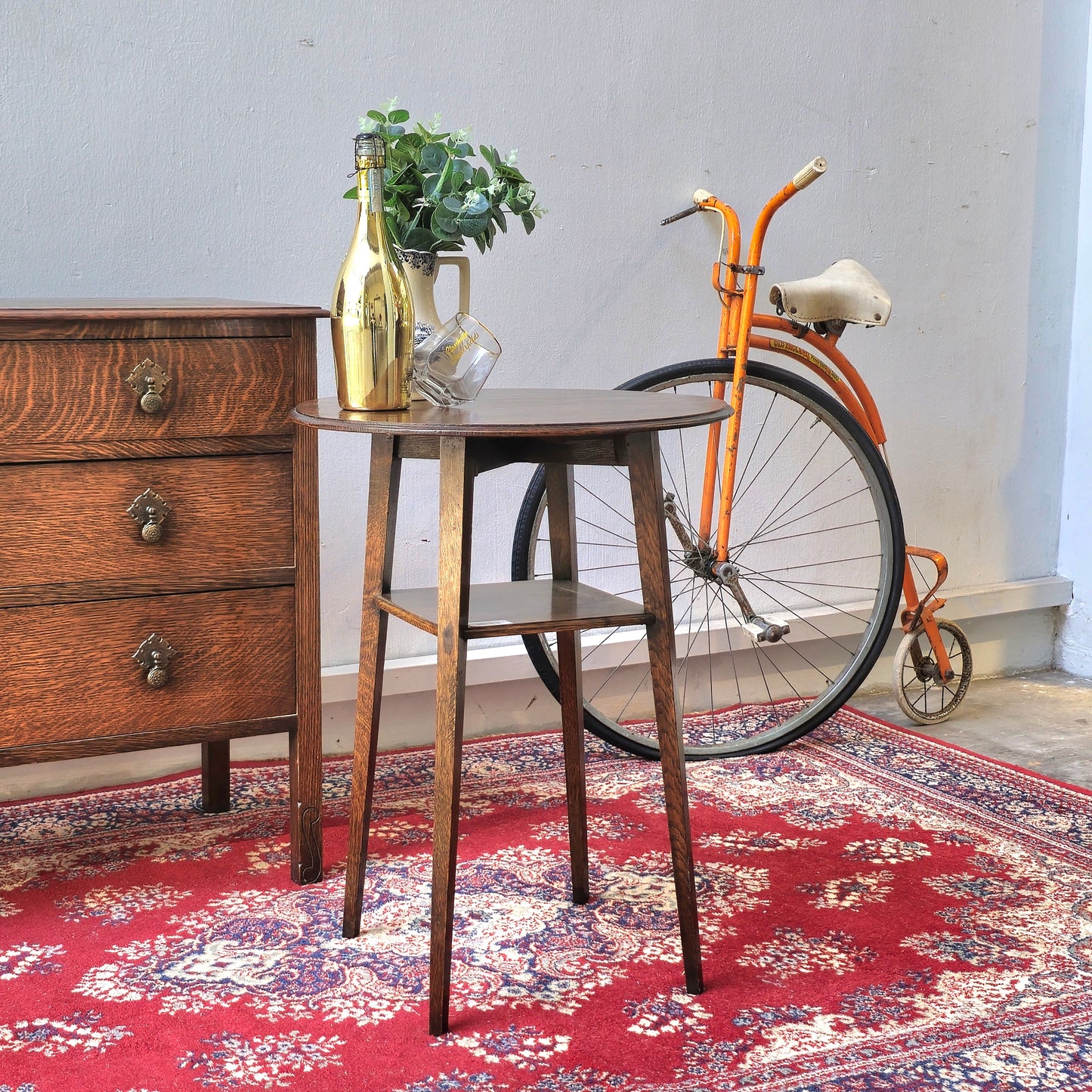 19th century small circular oak occasional table on slender splayed legs, diameter 51cm.