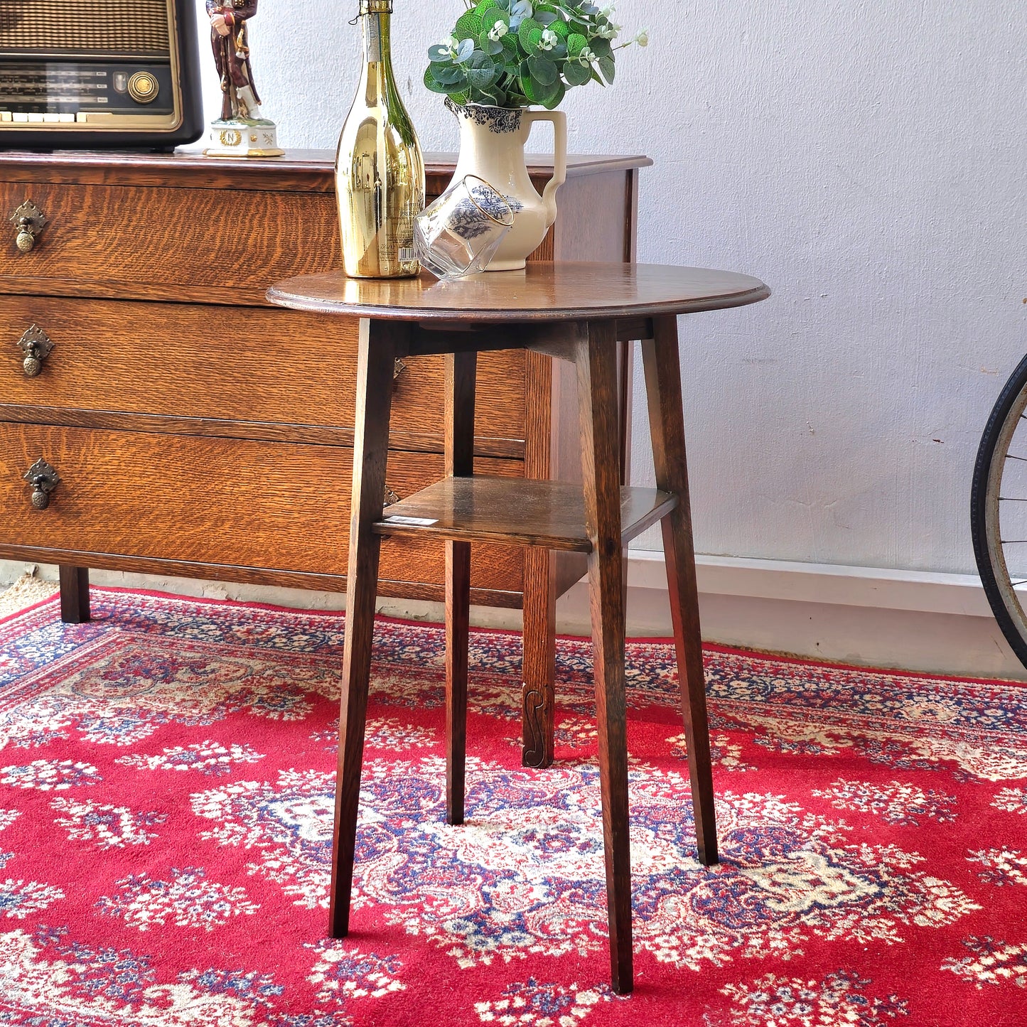 19th century small circular oak occasional table on slender splayed legs, diameter 51cm.