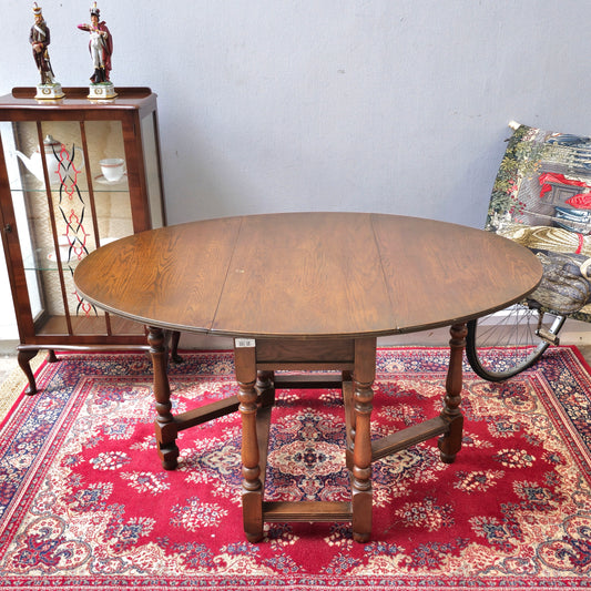 Antique english gateleg drop-leaf table