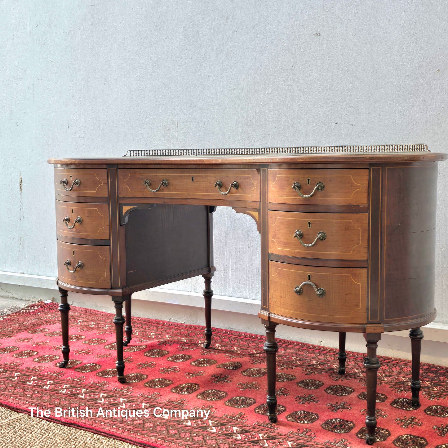 Antique Edwardian Kidney-Shaped Inlaid Desk with Green Leather Top