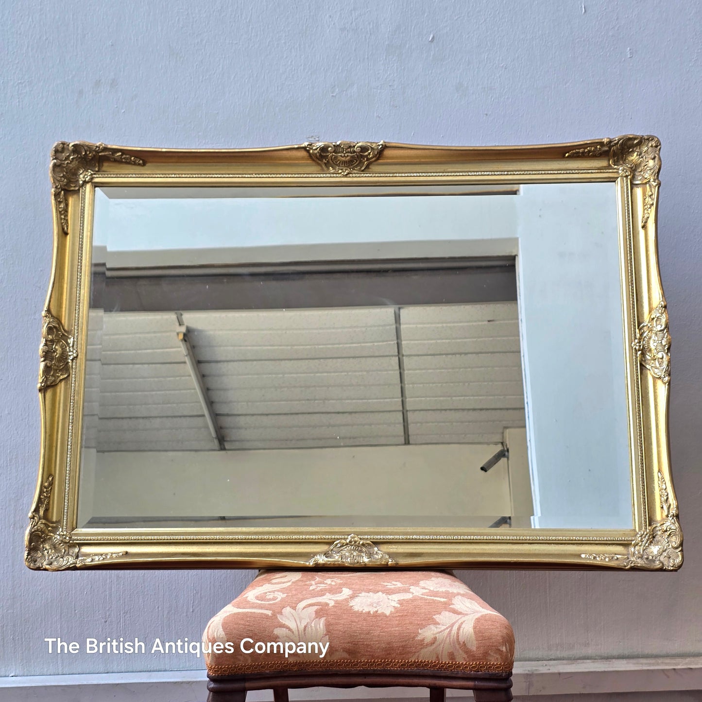 A GILT FRAMED BEVEL EDGE WALL MIRROR, 32" X 23"