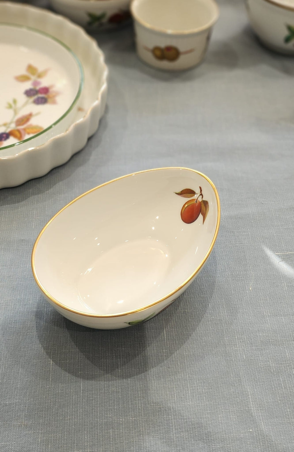 Royal worcester Evesham Gold egg shall dish L 14cm