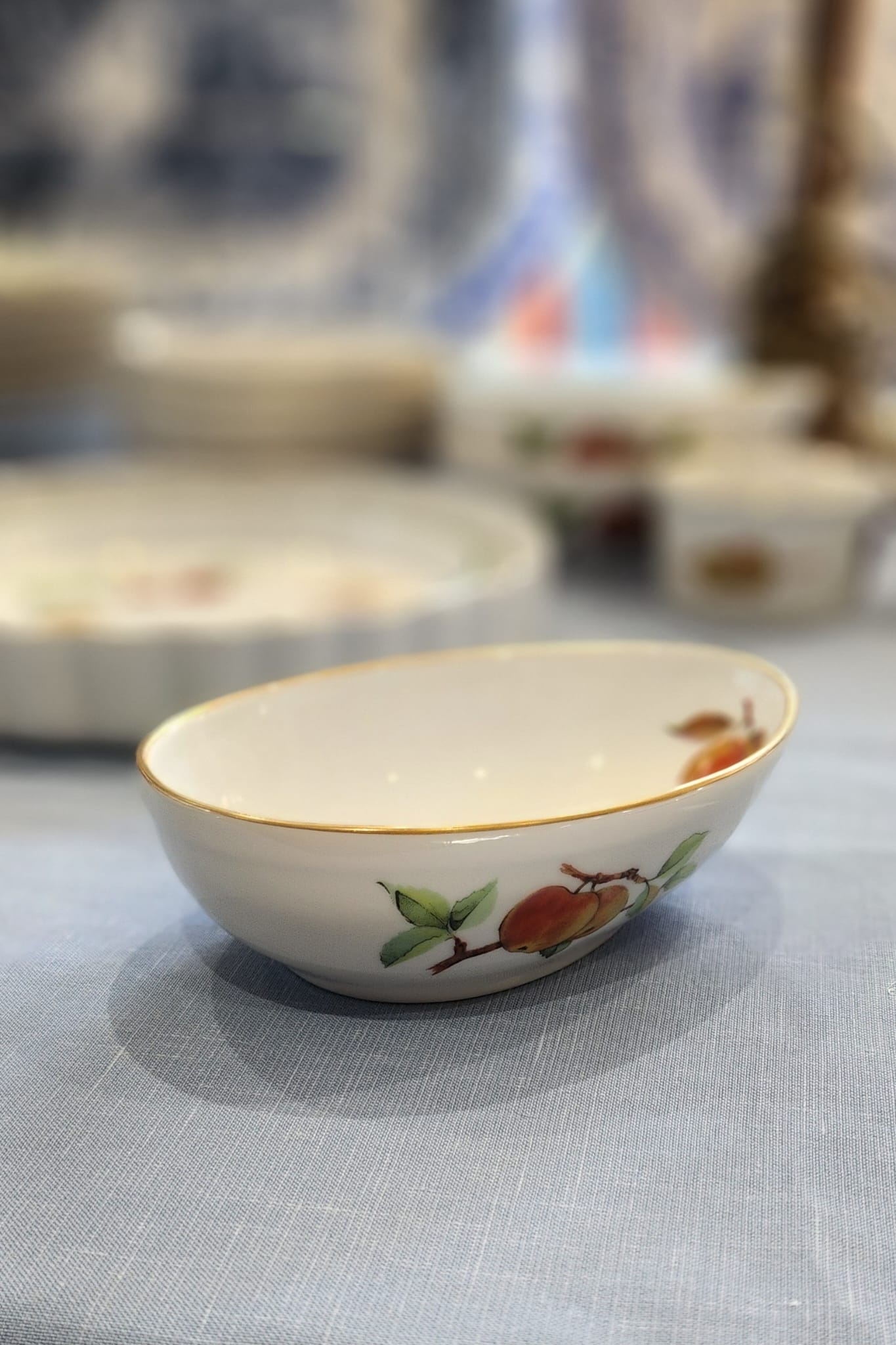 Royal worcester Evesham Gold egg shall dish L 14cm