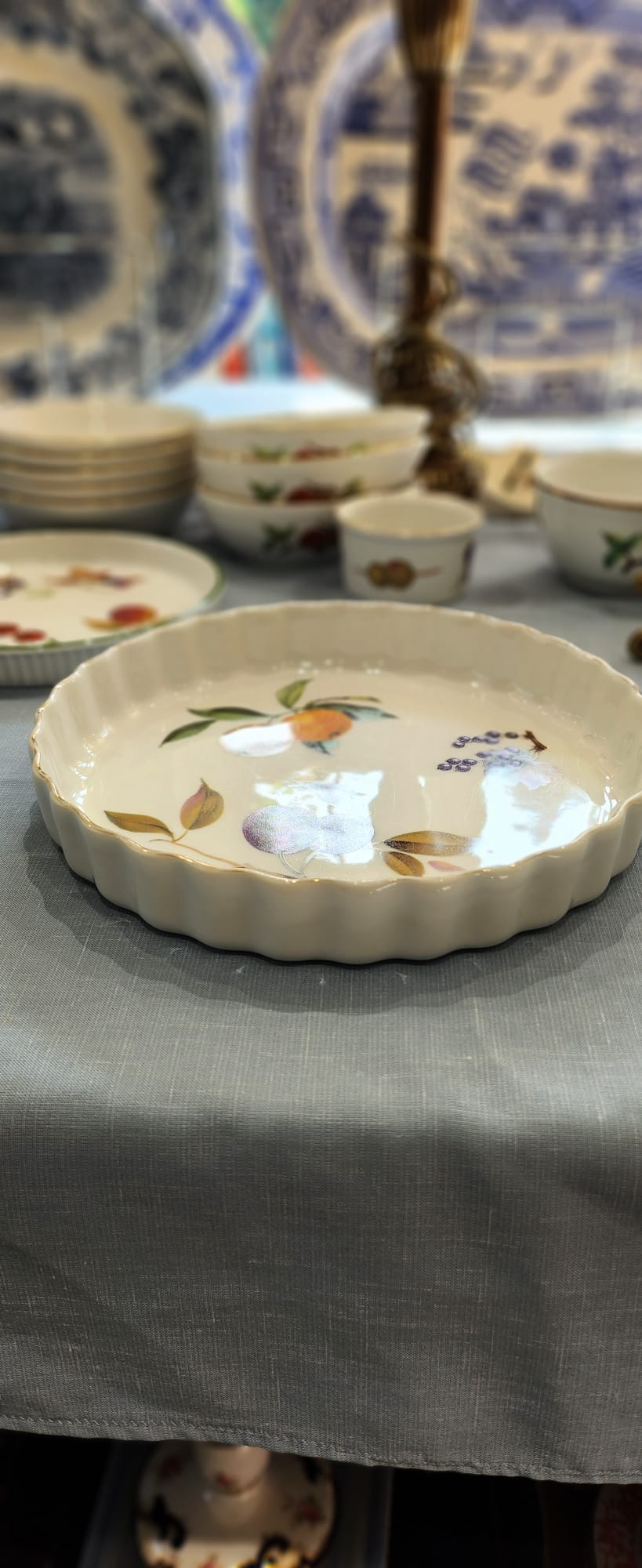 Royal Worcester Evesham gold pie dish 23 cm