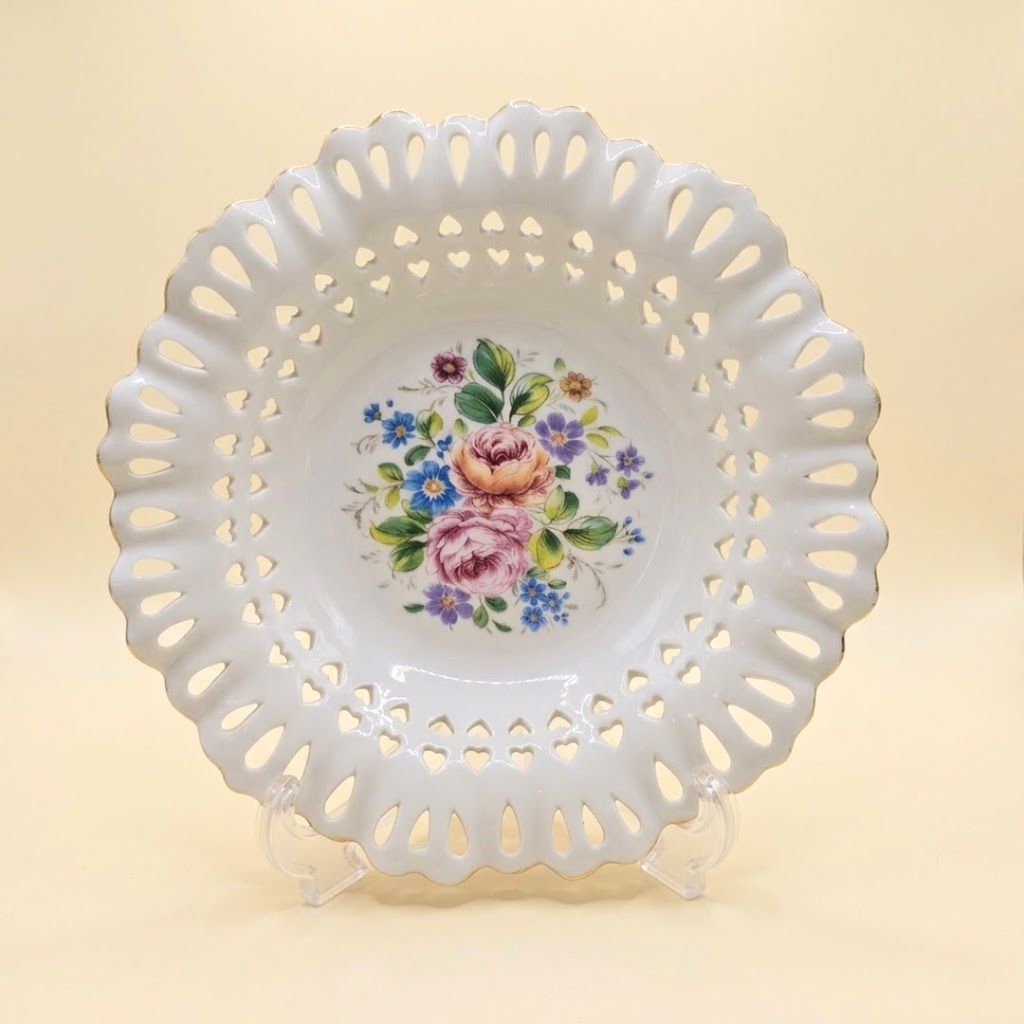 Colonial Williamburg Fine Bone Big Pierce Fruit Bowl