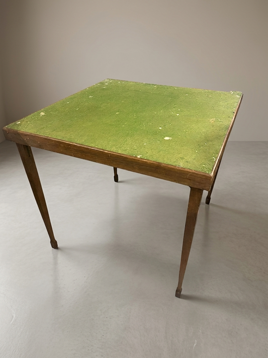 An exceptionally Fine Victorian Walnut Loo table