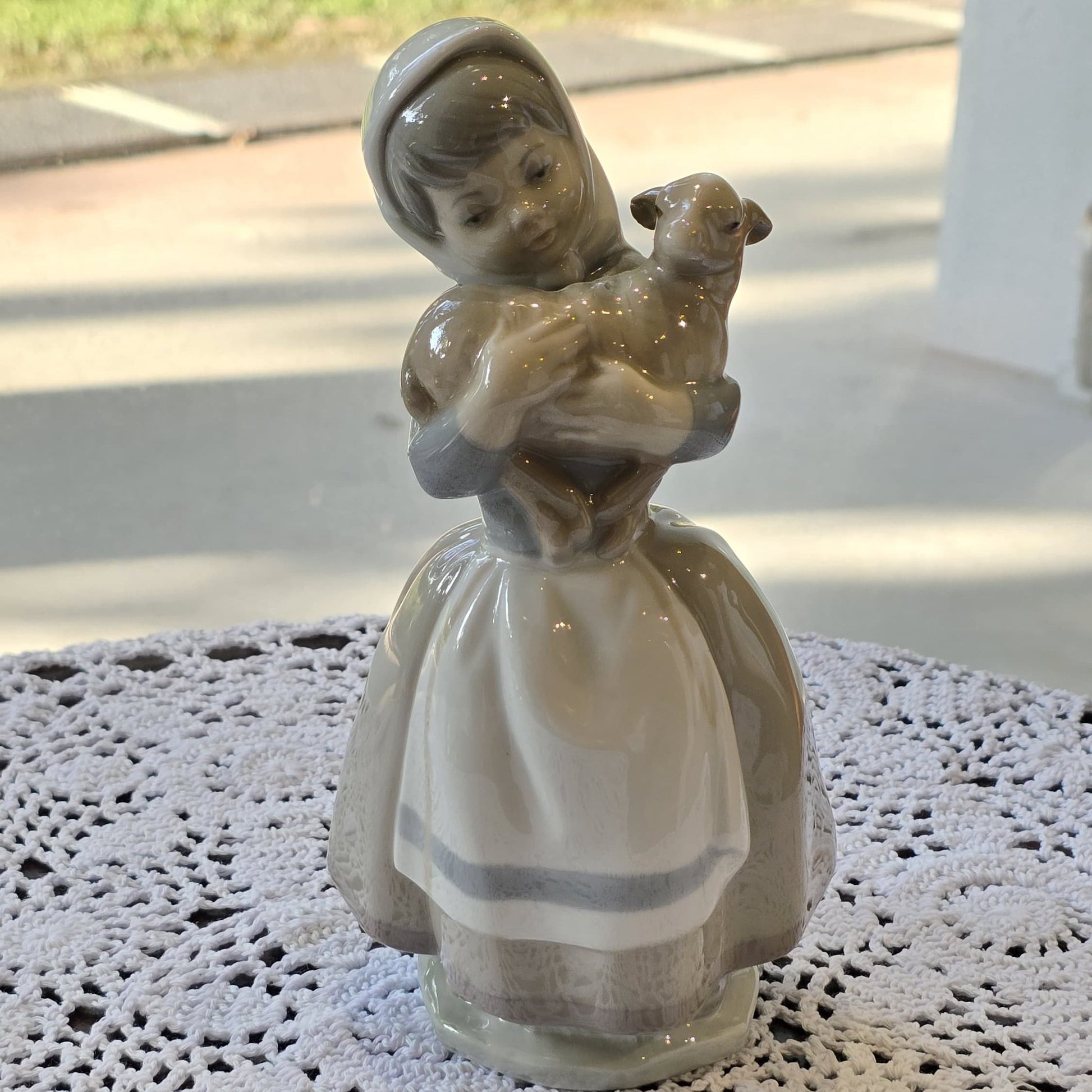 LLadro Figurine Shepherdess holding a lamp