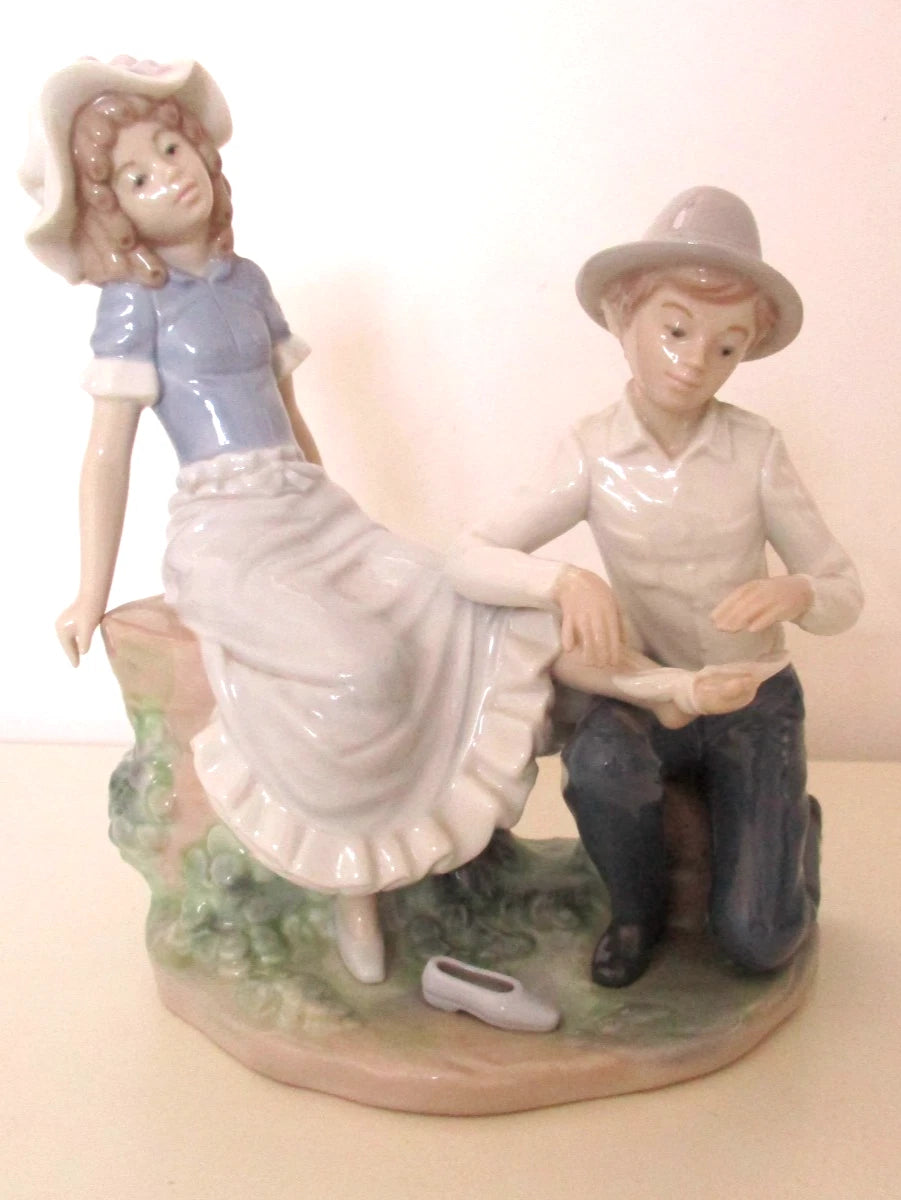 Noa By Lladro - A tender moment. Discontinue Model-1980