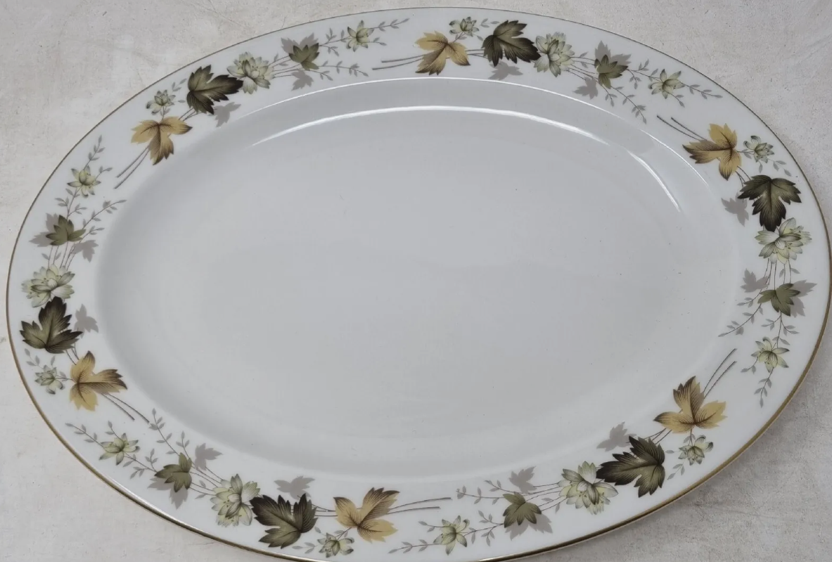 Royal Doulton Larchmont Dinnerware, Dinner plate, Tureen, Soupbowl