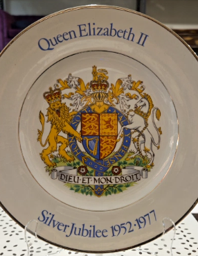 Beautiful decorative plate commemorating the Silver Jubilee of Queen Elizabeth II in 1977