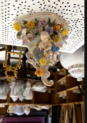 Charming wall console in polychrome enamelled German porcelain