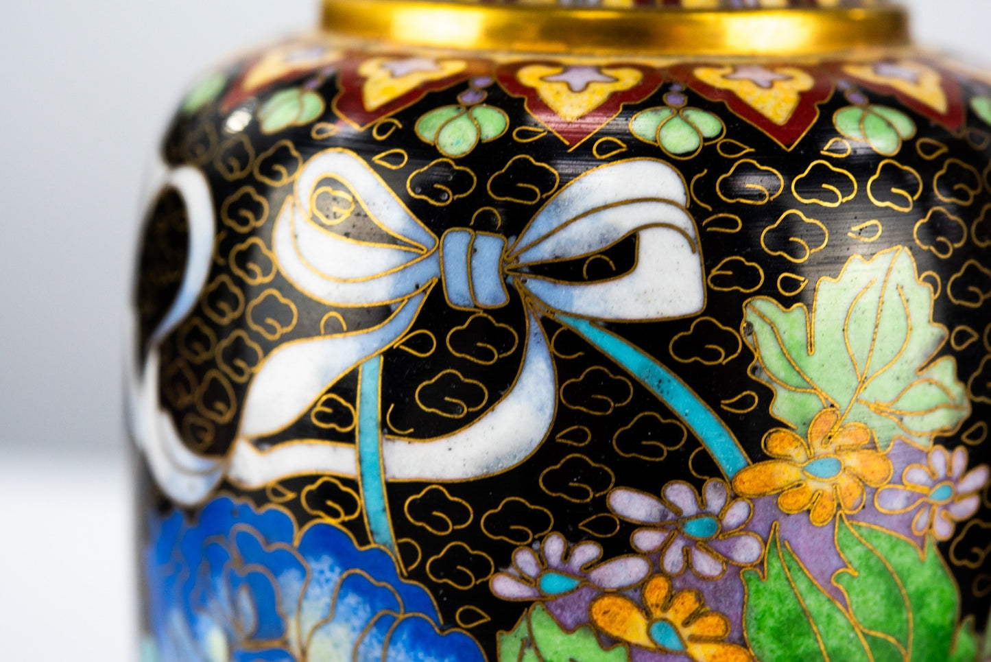 PAIR OF 1901-1910 BEAUTIFUL ORIENTAL CLOISONNE VASES