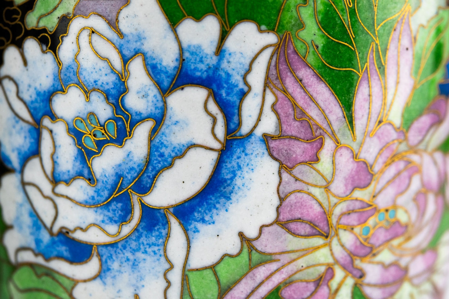 PAIR OF 1901-1910 BEAUTIFUL ORIENTAL CLOISONNE VASES