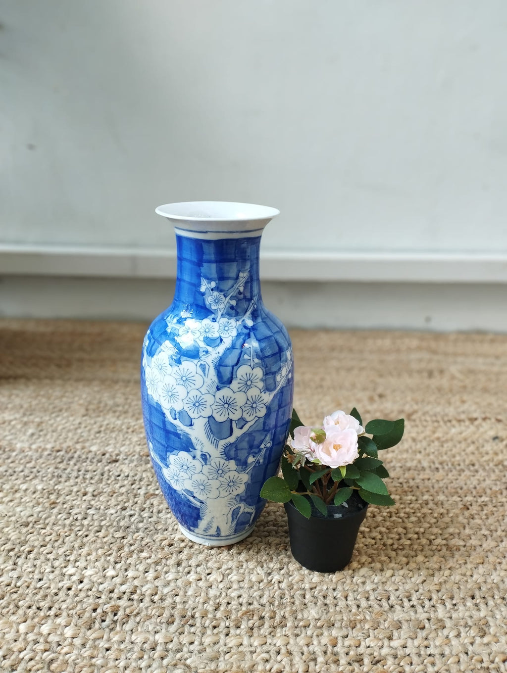 Hand painting vintage blue and white big vase