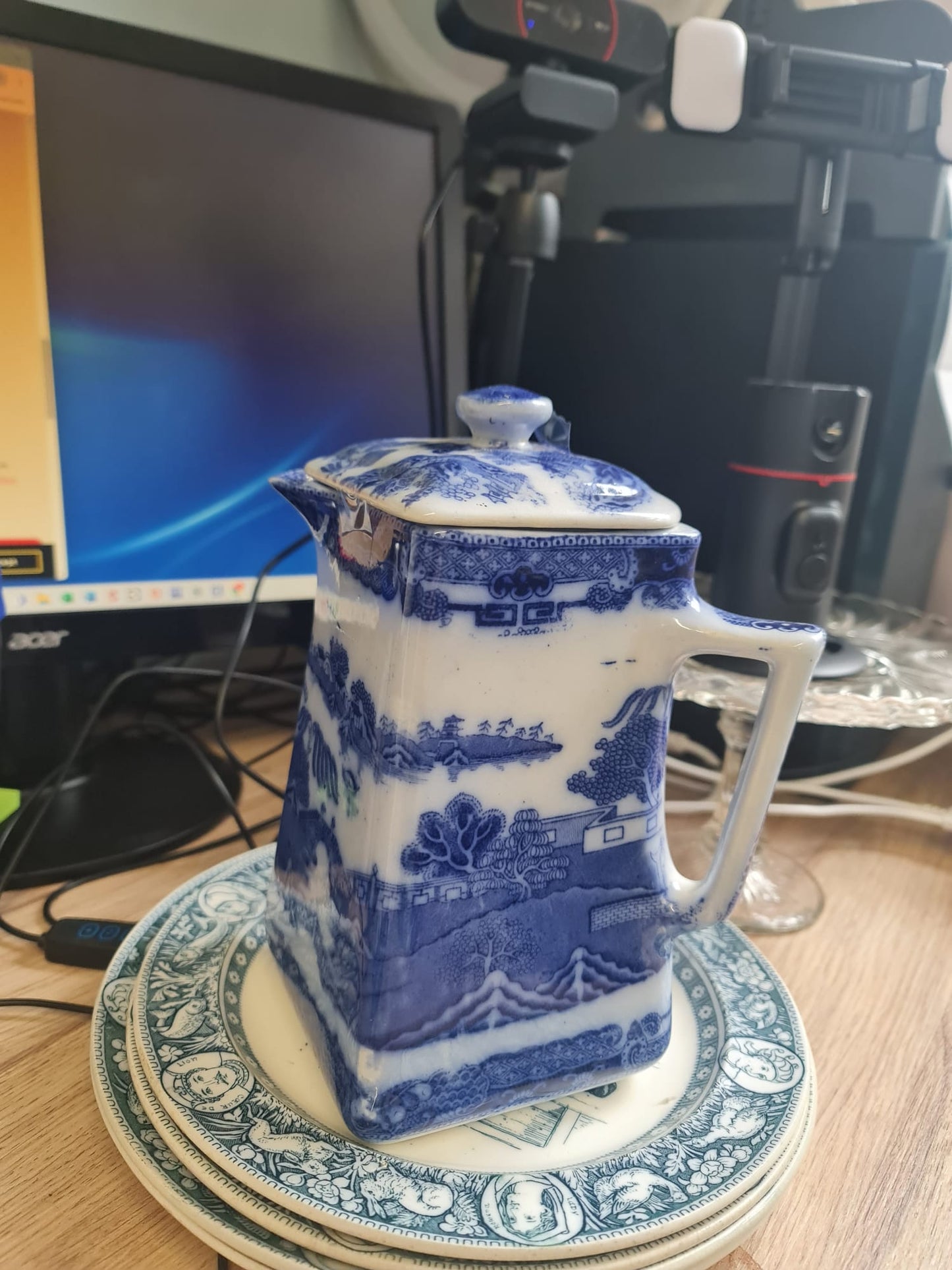 English early 20th C. Edwardian tearoom teapots for Ringtons Tea Merchants in their iconic blue and white Willow pattern