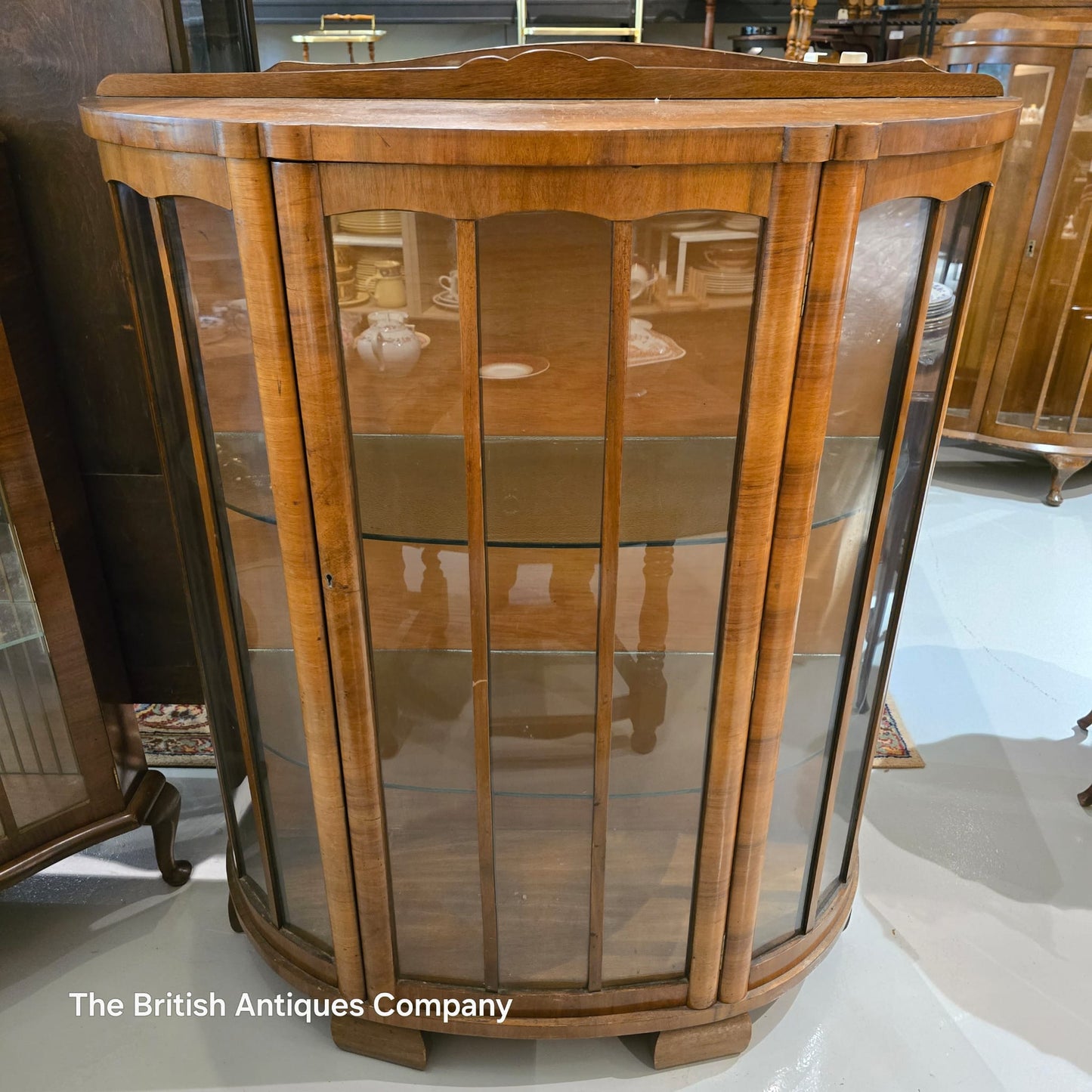 Vintage bow-front display cabinet with elegant craftmanship