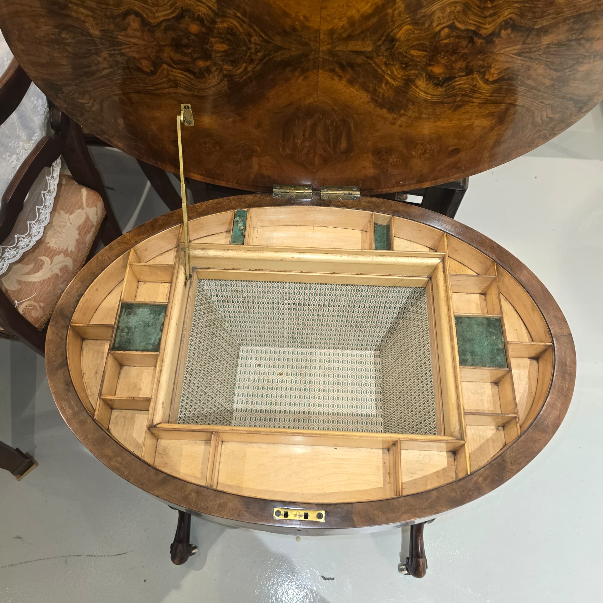[New Arrival] Victorian-Era Walnut Work Table (Sewing Table / Trumpet)