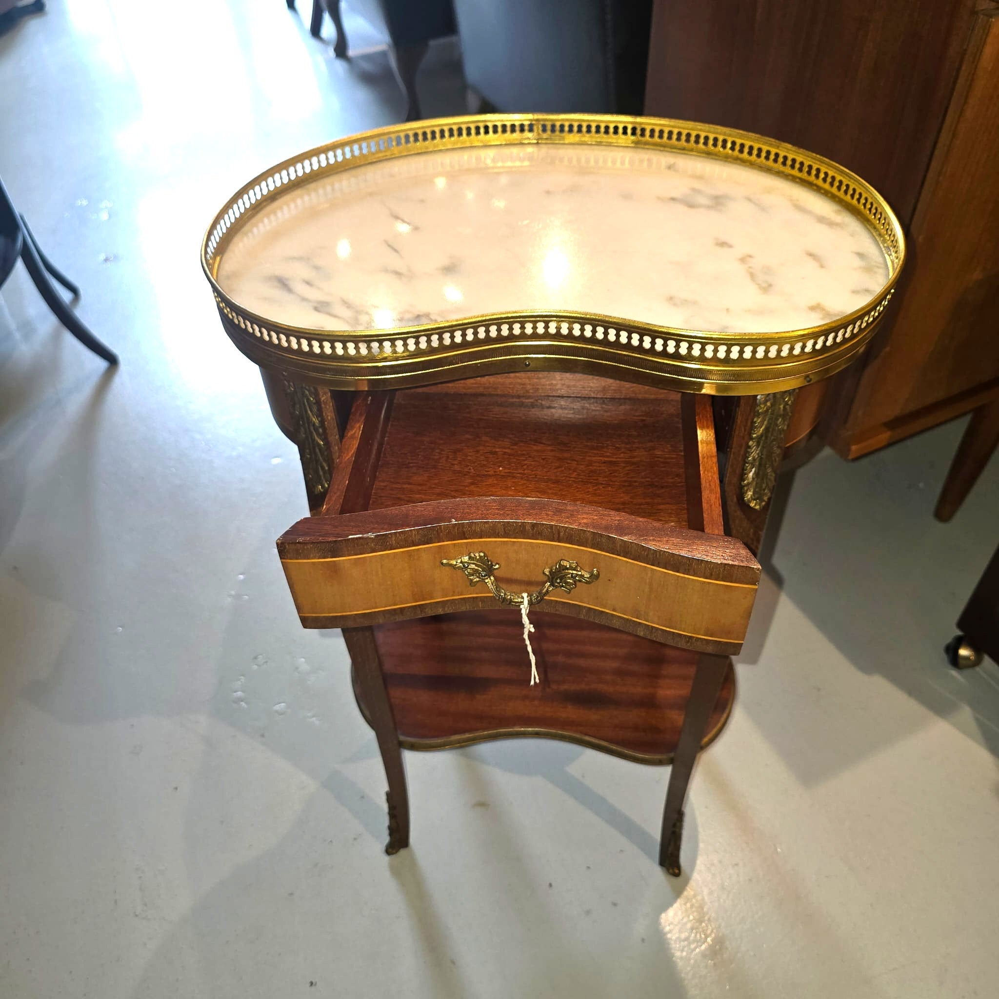 -[NEW ARRIVAL]- French-style kidney-shaped side table
