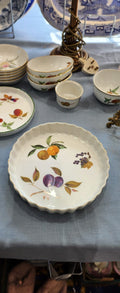 Royal Worcester Evesham gold pie dish 23 cm