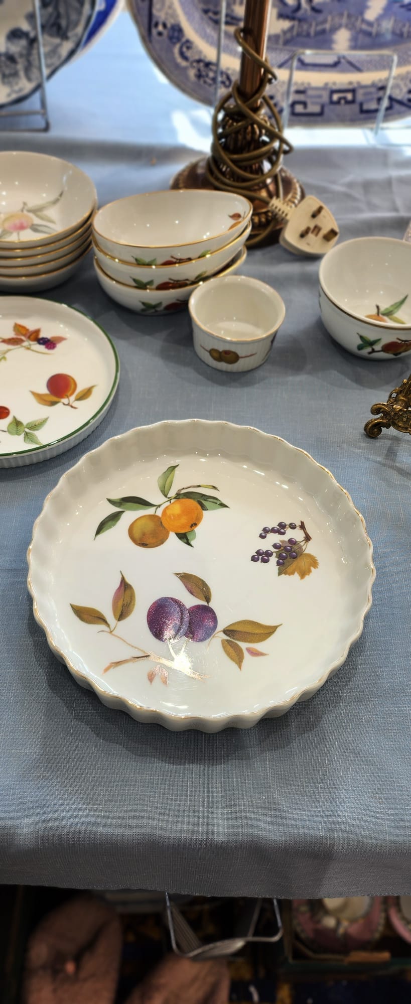 Royal Worcester Evesham gold pie dish 23 cm