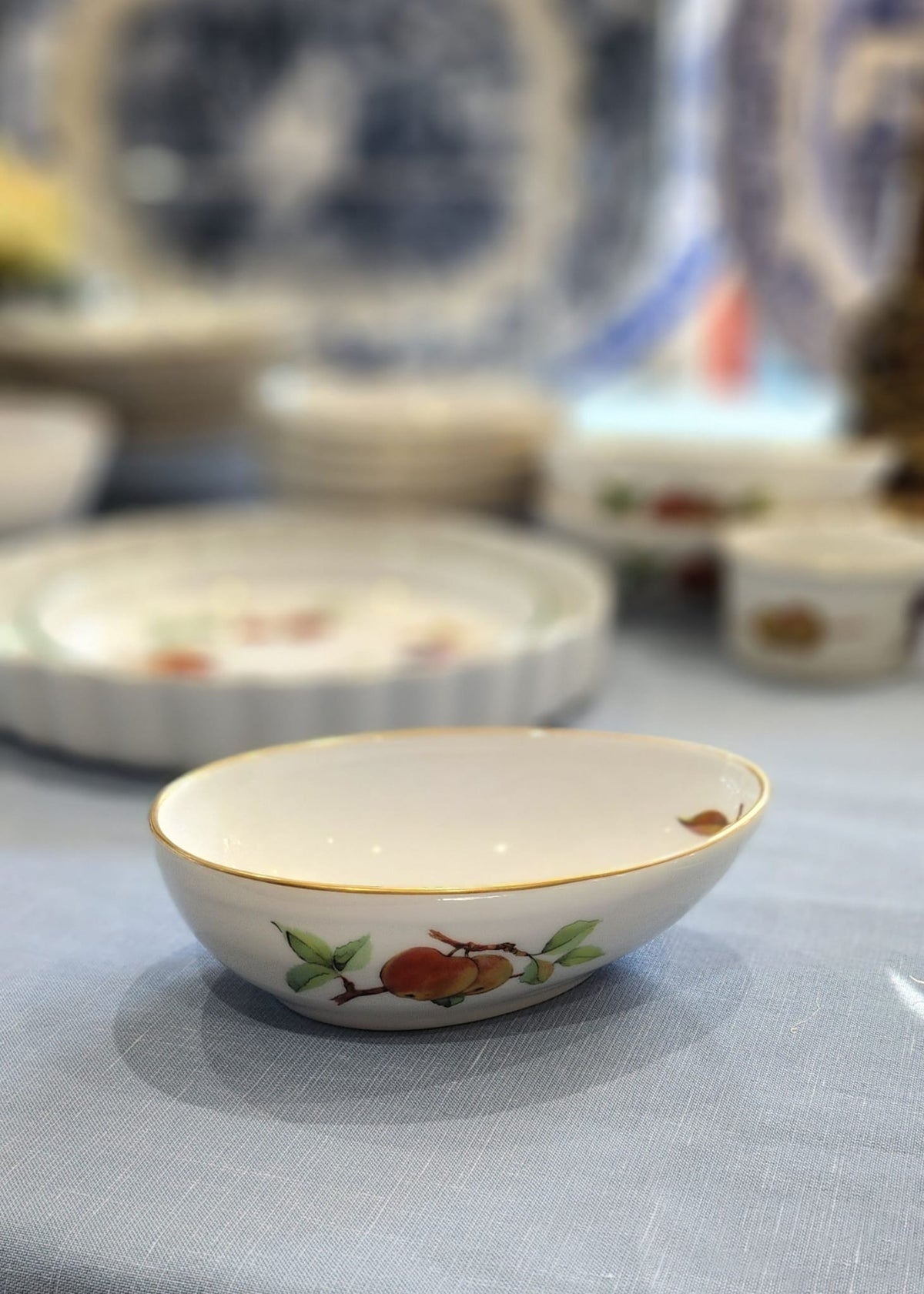 Royal worcester Evesham Gold egg shall dish L 14cm