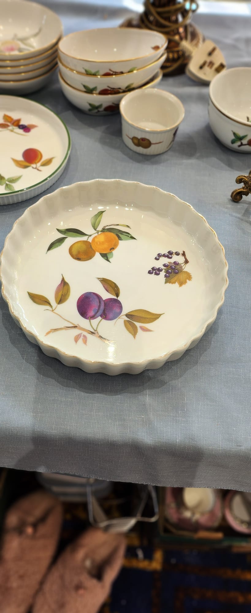 Royal Worcester Evesham gold pie dish 23 cm