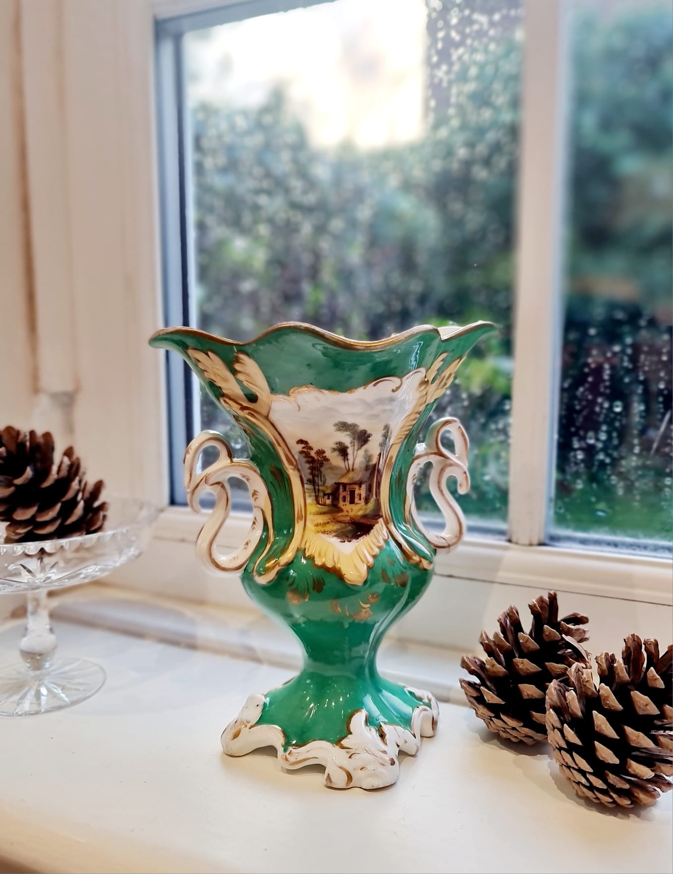 Antique beautiful vase made by Samuel Alcock around the year 1840