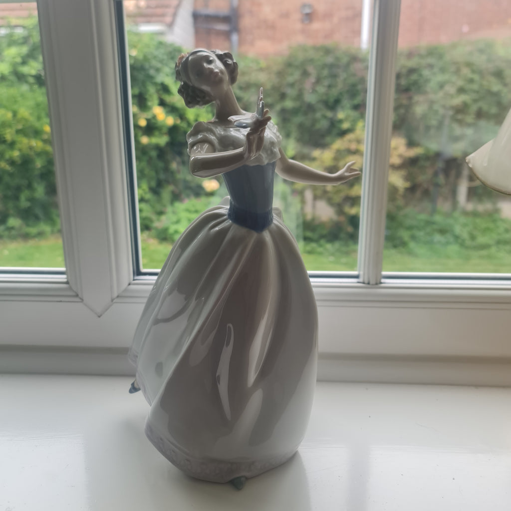 LLADRO Magnificent Porcelain Figurine 'Girl Dancing with a Butterfly'