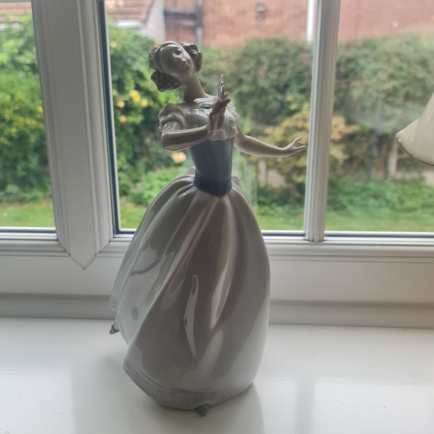 LLADRO Magnificent Porcelain Figurine 'Girl Dancing with a Butterfly'