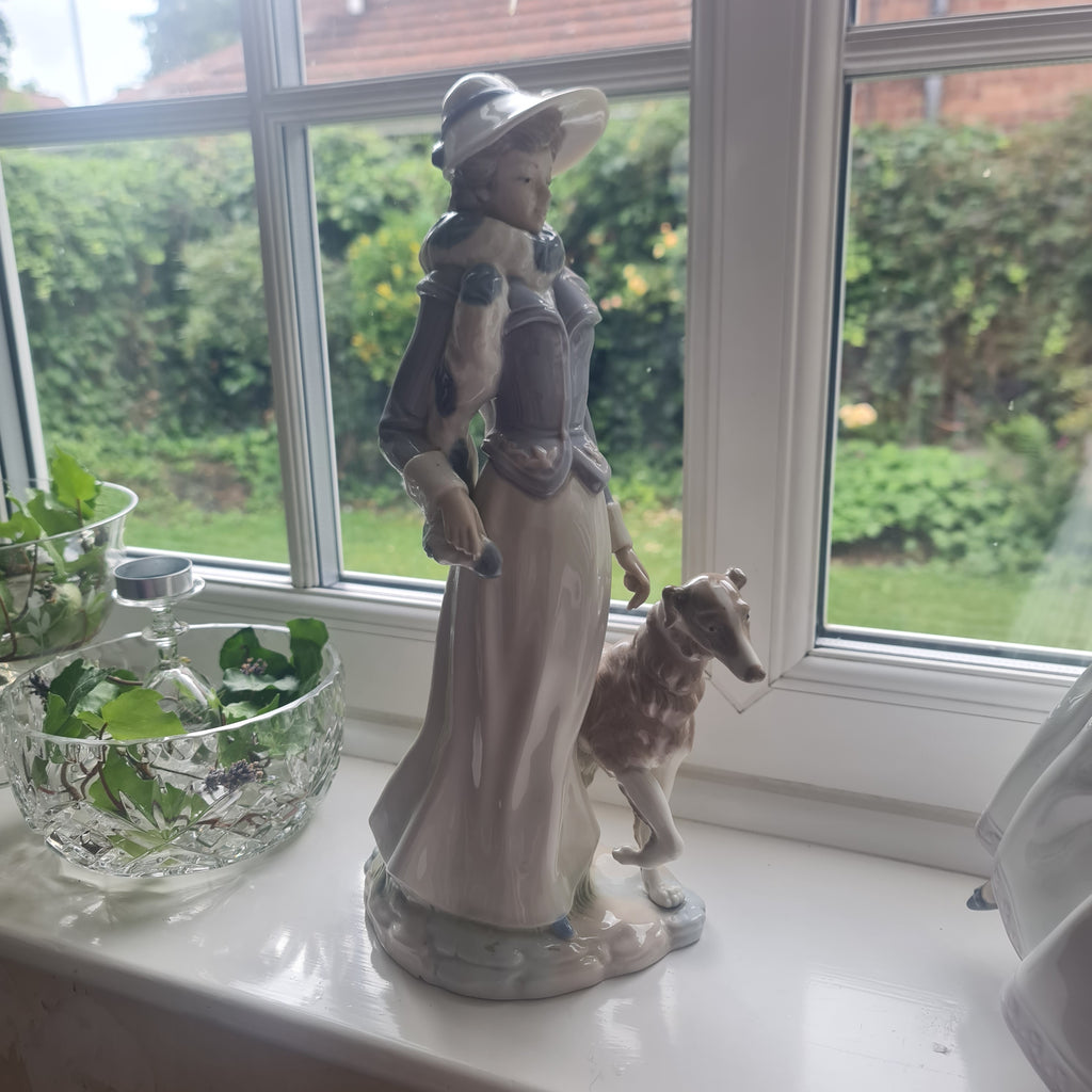 Fantastic  14.5” NADAL LLADRO #853 LADY WOMAN FIGURINE WITH BONNET & SCARF WALKING DOG