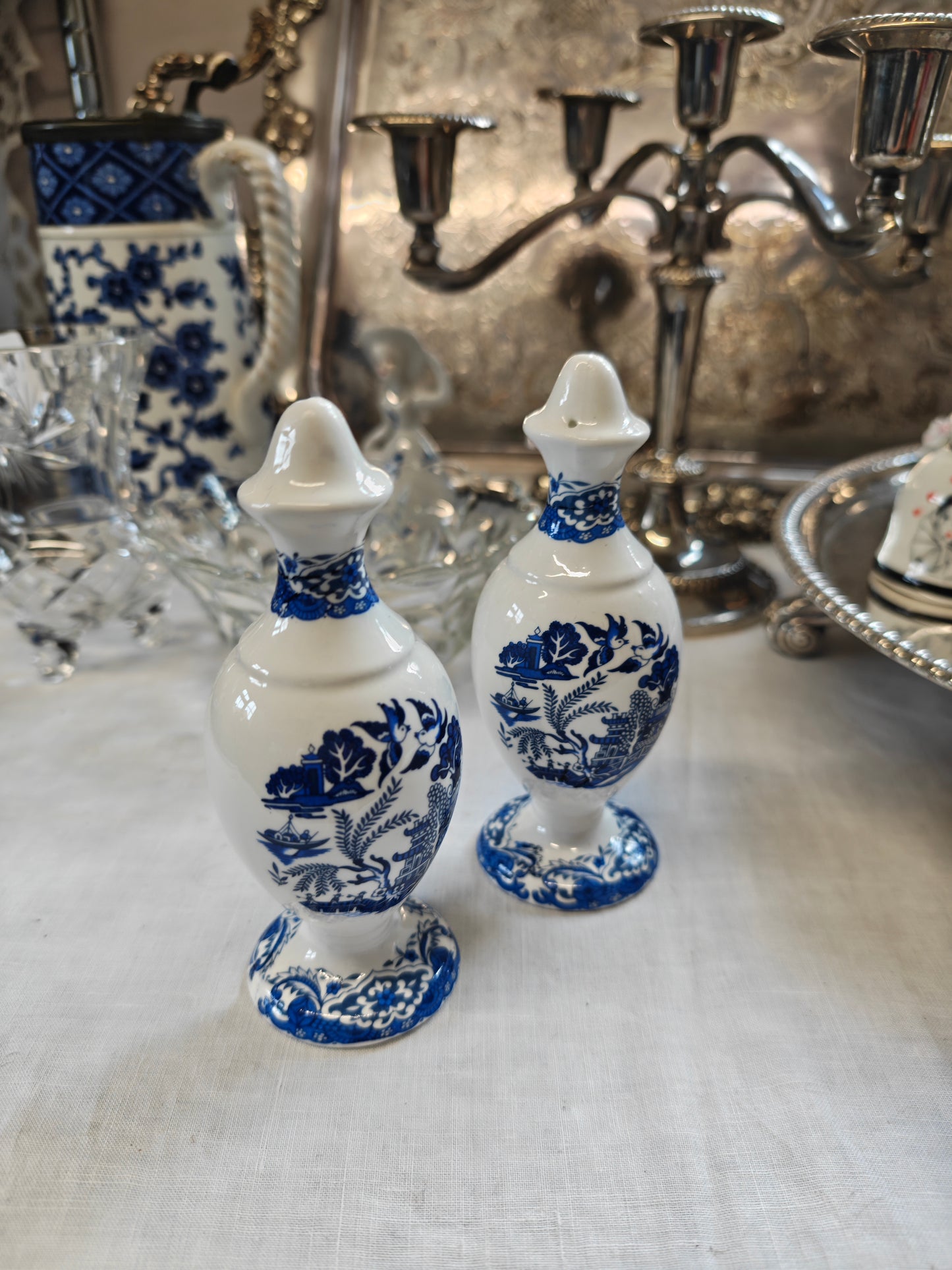 A pair of fine bone china salt and pepper canister in blue willow patter