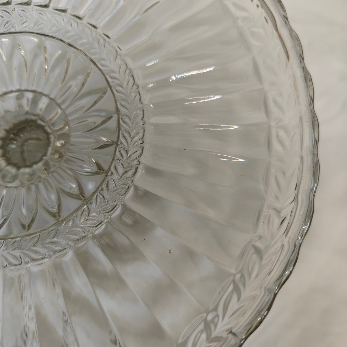 Stunning Vintage pressed glass cake stand 23 x 15cm
