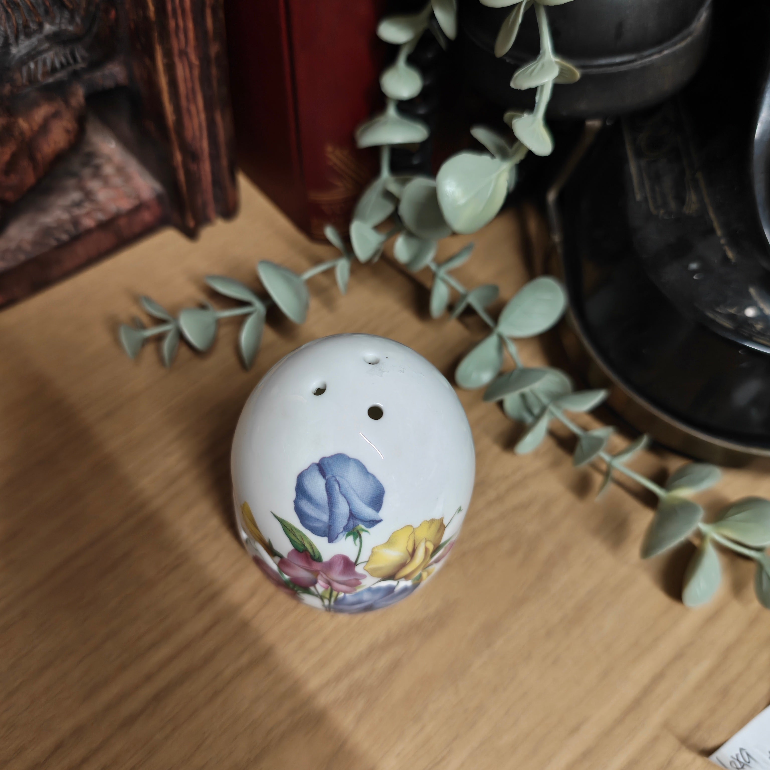 Vintage cute eggs shape salt canister