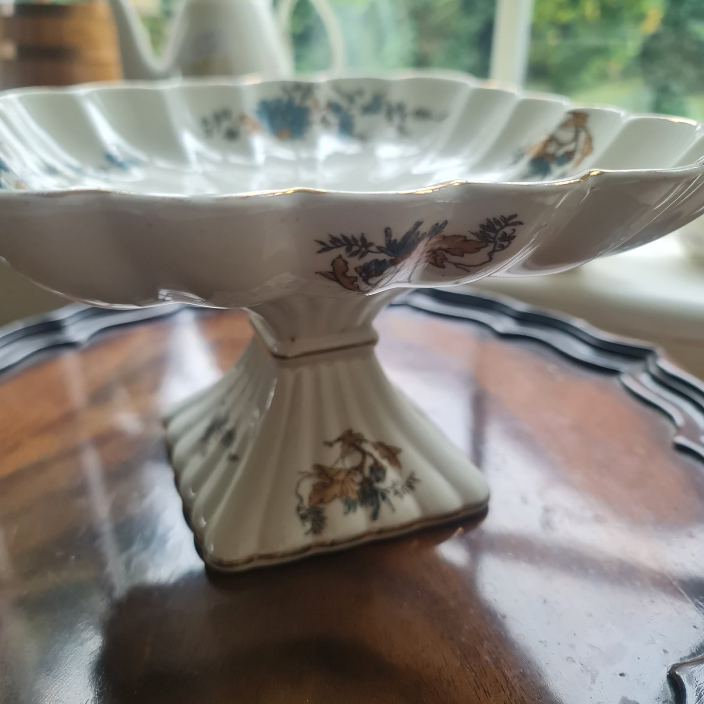 Fantastic vintage cake stand -minor loss of gold edge